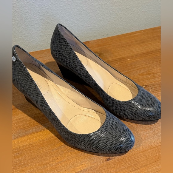 Calvin Klein Womens 7 Saxton Heels Wedge Shoes Pumps Snakeskin Look - Picture 1 of 10